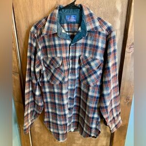 Country Traditionals by PENDELTON size M 100% Virgin Wool Button Down